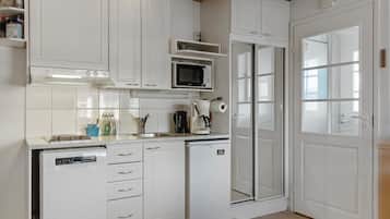 Frigorífico, microondas, lavavajillas y utensilios de cocina