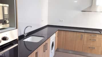 Refrigerador, microondas, parrilla de estufa y utensilios de cocina