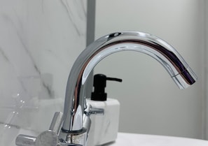 Separate bathtub and shower, deep-soaking bathtub, hair dryer, towels - The Jewel Box Birmingham City Apartment (Birmingham)