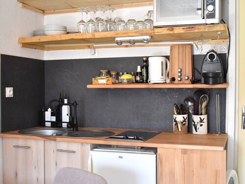 Renovated Studio Cabin, Sleeps 4 with Garden Access & Easy Station Parking