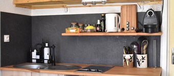 Renovated Studio Cabin, Sleeps 4 with Garden Access & Easy Station Parking