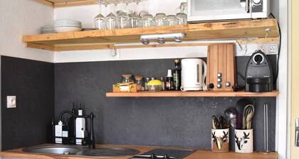 Renovated Studio Cabin, Sleeps 4 with Garden Access & Easy Station Parking