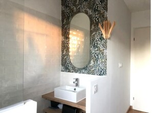 Serviettes fournies, savon, papier toilette