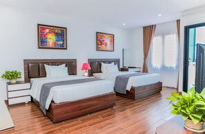 Kamar Triple Keluarga | Brankas, meja kerja, ruang kerja ramah laptop, dan kedap suara