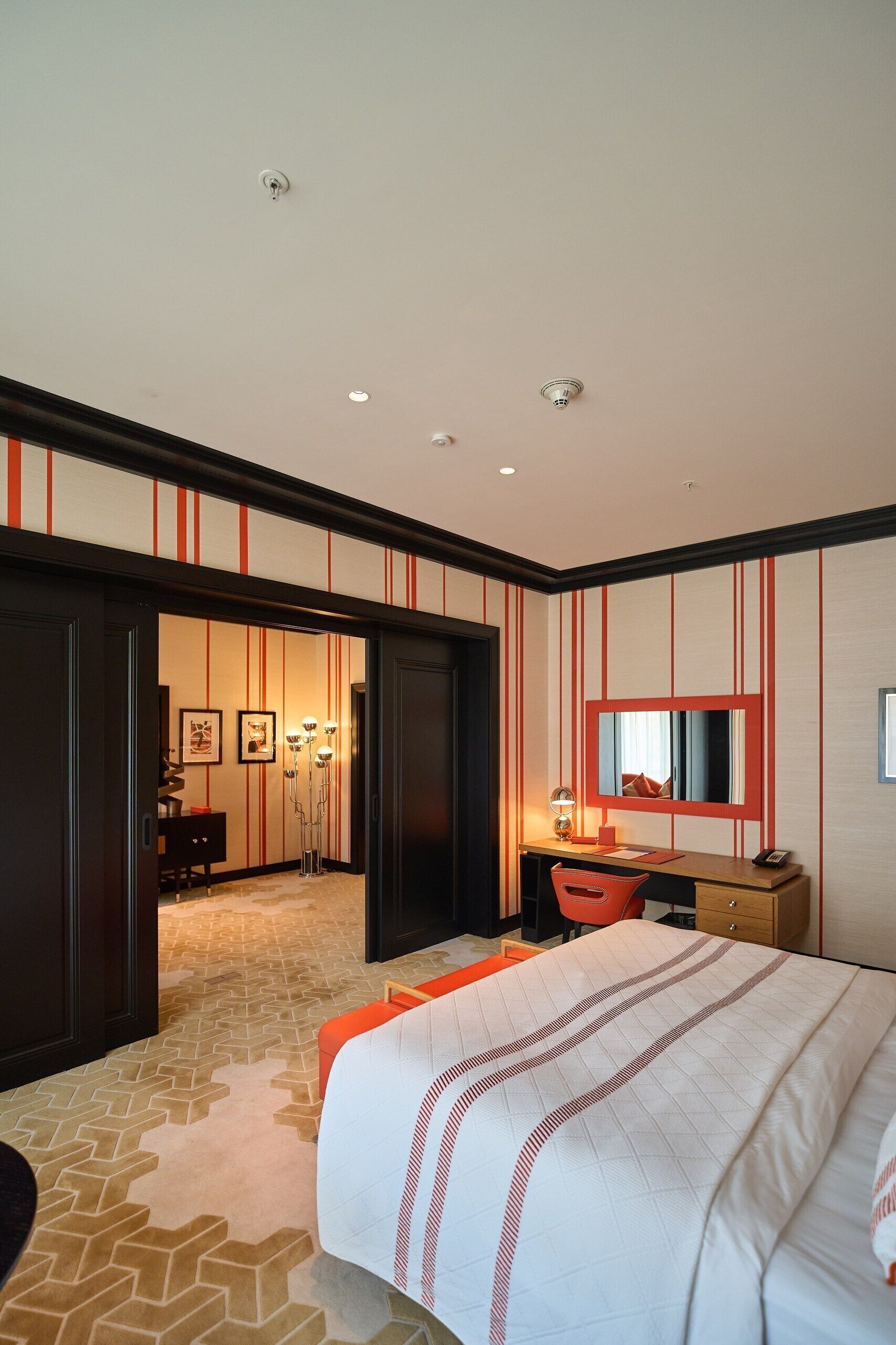 Minibar, coffres-forts dans les chambres, bureau