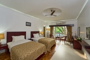 9 chambres, coffres-forts dans les chambres, bureau