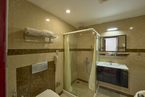 Articles de toilette écologiques, sèche-cheveux, serviettes fournies