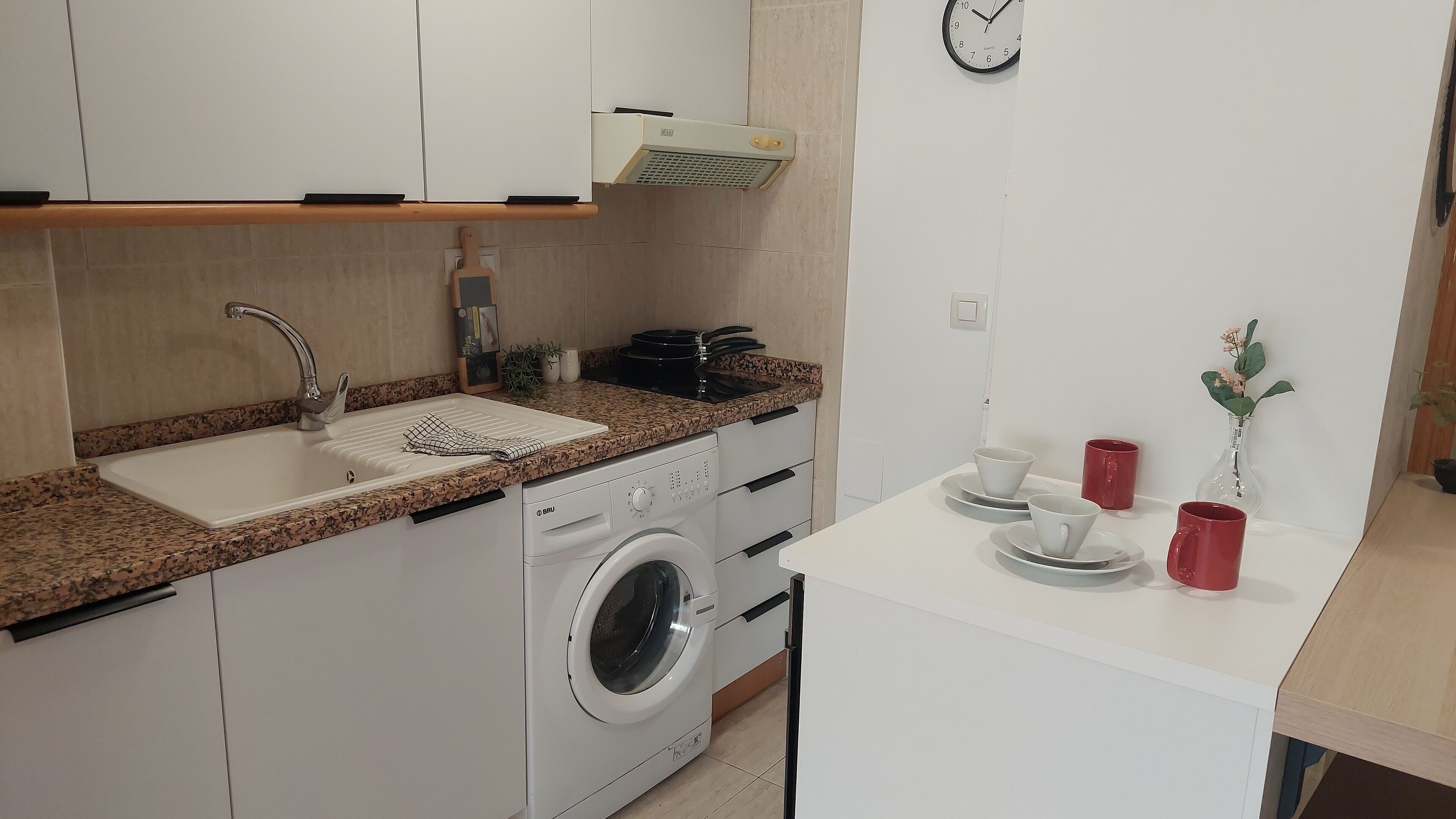 Refrigerador, microondas, cafetera y tetera y tostadora 