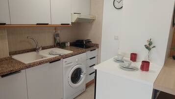 Refrigerador, microondas, cafetera y tetera y tostadora