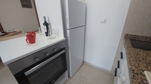 Fridge, microwave, coffee/tea maker, toaster - Apto 36. Residencial Alcoy (Alcoi)