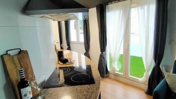 Een koelkast, een microgolfoven, een koffiezetapparaat/waterkoker