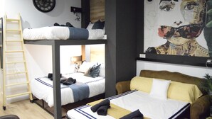 A room with two bunk beds, a ladder, a couch, and a wall clock. - Apto 41. Residencial Alcoy (Alcoi)