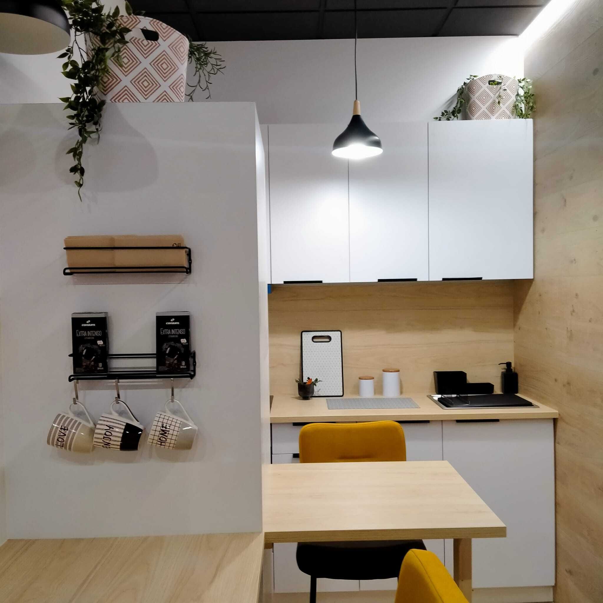 Een koelkast, een magnetron, een koffiezetapparaat/waterkoker