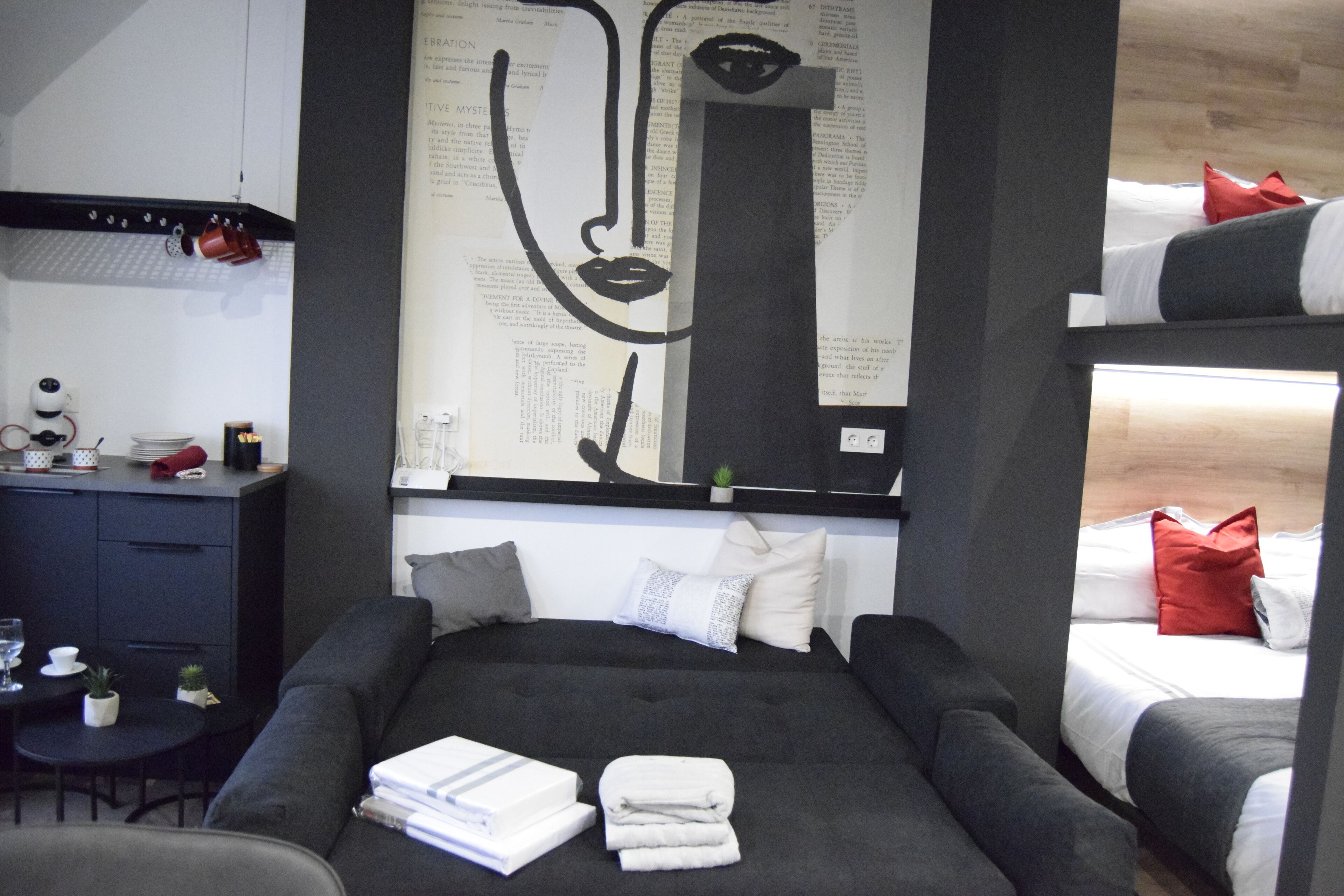 Et moderne hotelværelse med en stor seng, et skrivebord og et lille bord.
