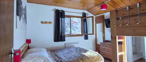 4 bedrooms, iron/ironing board, travel crib, free WiFi