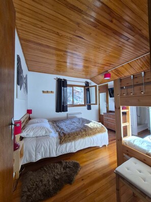 4 soverom, strykejern/-brett, reiseseng for barn og wi-fi (inkludert)