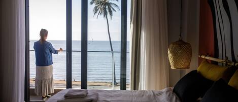 Escritorio, espacio para trabajar con laptop y cortinas blackout