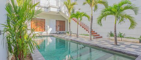 Una piscina al aire libre