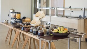 Una mesa de buffet con diversos alimentos y bebidas.