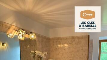 Regadera, secadora de cabello, toallas, jabón