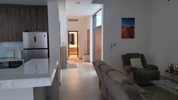 Villa Deluxe | Área de sala de estar | Smart TV de 60 pulgadas con canales digitales y impresora