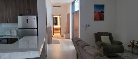 Biệt thự Deluxe | Khu phòng khách | Smart TV 60-inch có truyền hình kỹ thuật số, máy in