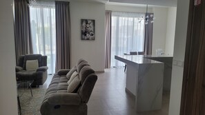 Deluxe-Villa | Wohnbereich | 60-Zoll-Smart-TV mit Digitalempfang, Drucker