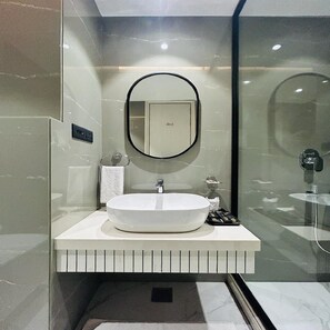 Executive Room | Bathroom | Shower, free toiletries, hair dryer, towels - Five Elements Hotels Goldleaf Haldwani (Haldwani)
