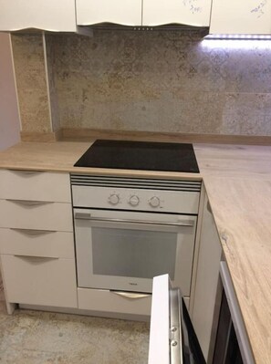 Frigorífic, microones, forn i placa de cuina 