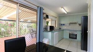 Microwave, oven, stovetop, dishwasher - Unit 35 Lakeview Park Bargara (Bargara)
