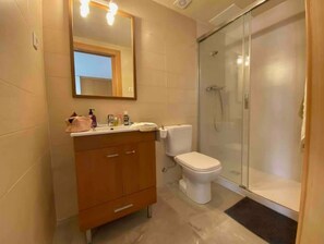 Hair dryer, towels, soap, shampoo - Loft Moderno en Terrassa, Ideal Parejas. Wifi. PK (Terrassa)