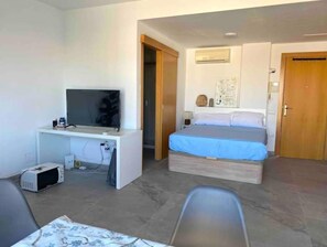 1 habitación, escritorio, tabla de planchar con plancha y wifi gratis 