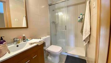 Hiustenkuivaaja, pyyhkeet, saippua, sampoo