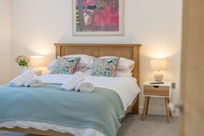3 bedrooms, iron/ironing board, travel cot, WiFi - Yr-Awel -  a self catering cottage that sleeps 6 guests in 3 bedrooms (Criccieth)