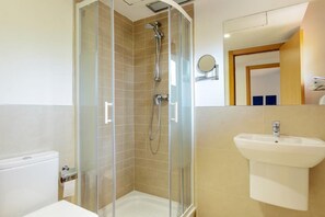 Dusche, Haartrockner, Handtücher, Seife