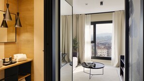 Kamar Keluarga | Seprai premium, busa memori, minibar, dan brankas