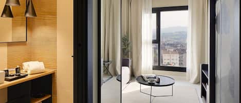 Familiekamer | 1 slaapkamer, luxe beddengoed, bedden met traagschuimmatras, een minibar