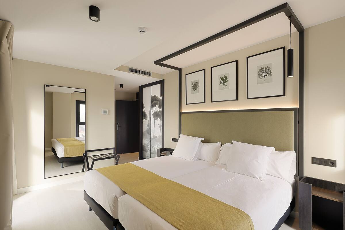 Hochwertige Bettwaren, Betten mit Memory-Foam-Matratzen, Minibar