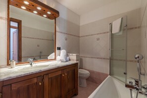 A bathroom with a large mirror, a bathtub, a shower, and a toilet. - SmartStay René Payot - Chamonix-Mont-Blanc (Chamonix-Mont-Blanc)