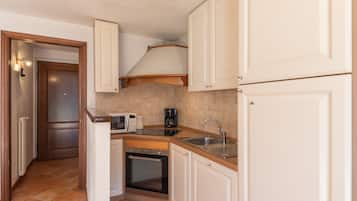 冰箱、微波炉、烤箱、炉灶