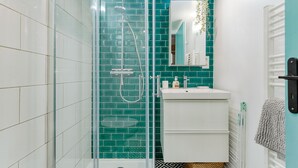 A bathroom with a glass-enclosed shower, a white sink, and a mirror above it. - Smartstay Louis Chazette - Centre-ville (Lyon)