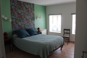4 bedrooms, desk, iron/ironing board, WiFi