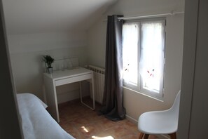 4 bedrooms, desk, iron/ironing board, WiFi