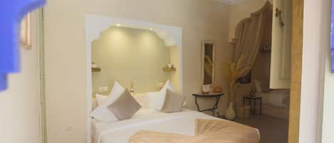 Premium Triple Room, Ensuite, Courtyard View (Chambre Miel)