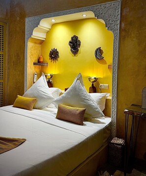 Premium Triple Room, Ensuite, Courtyard View (Chambre Miel) | Frette Italian sheets, premium bedding, down comforters - Riad La Rose Orientale Marrakech (Marrakech)