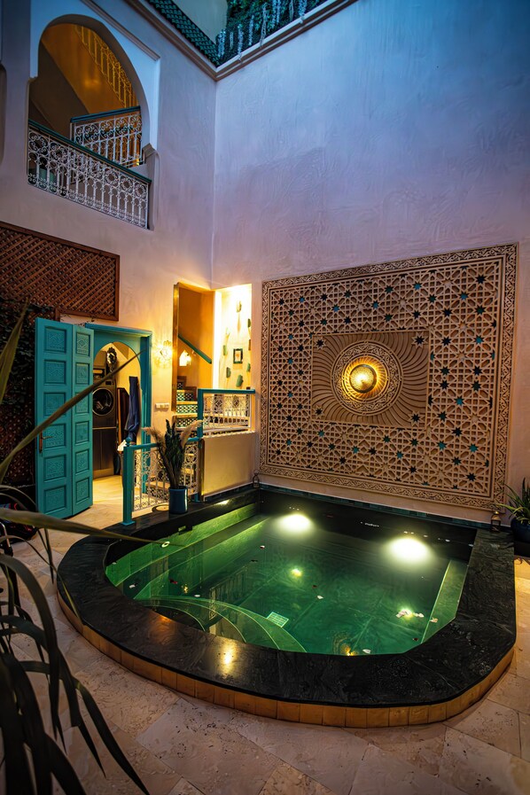 شرفة على السطح