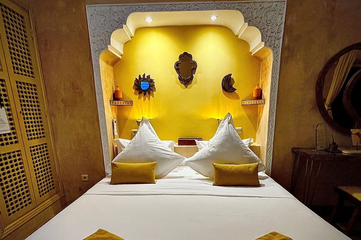 Quarto triplo premium, suíte, vista para o pátio (Chambre Miel) | Lençóis italianos Frette, roupas de cama premium, edredons de pluma