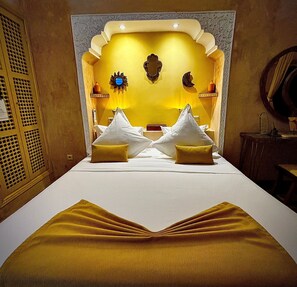 Premium Triple Room, Ensuite, Courtyard View (Chambre Miel) | Frette Italian sheets, premium bedding, down comforters - Riad La Rose Orientale Marrakech (Marrakech)