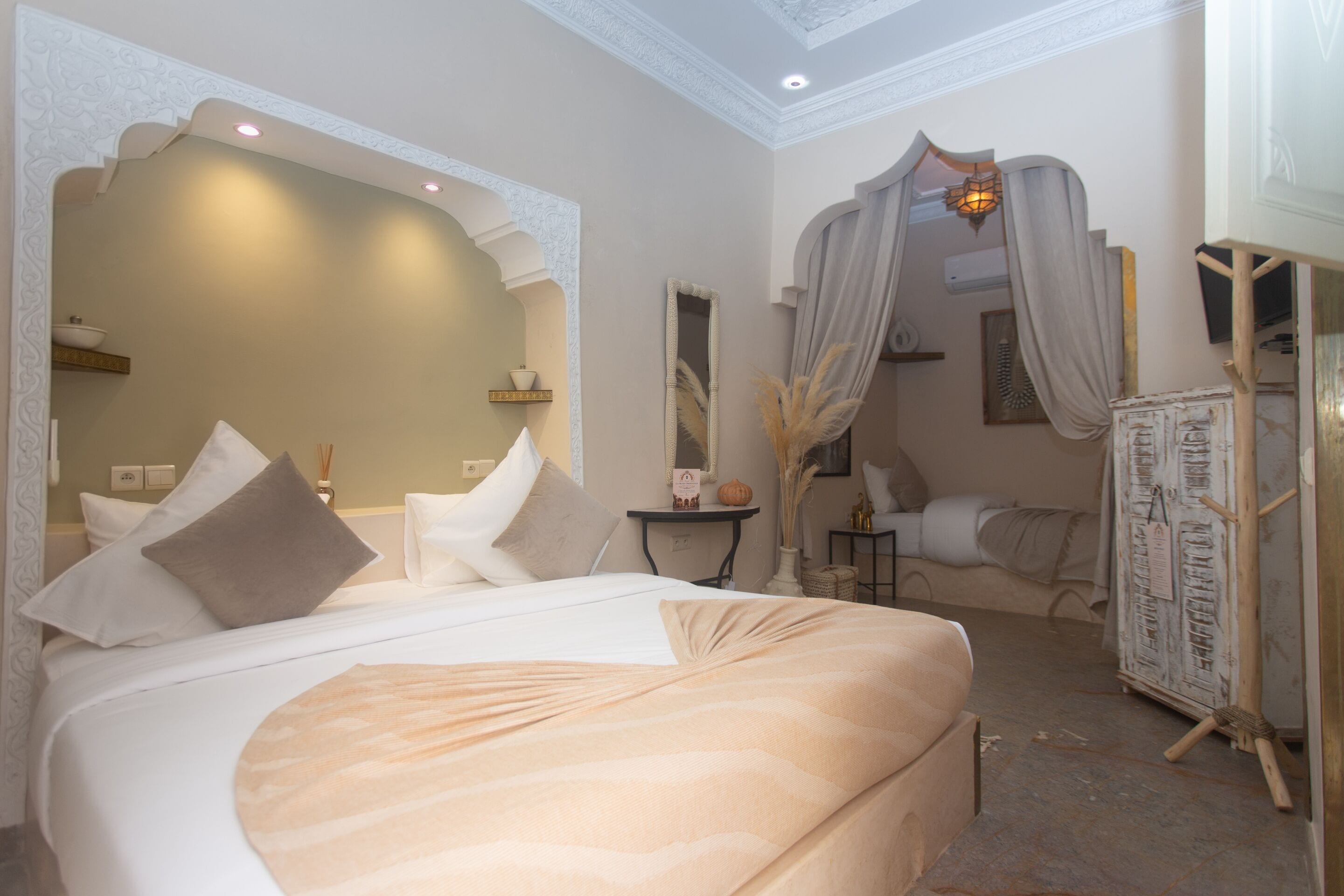 Premium Triple Room, Ensuite, Courtyard View (Chambre Miel)