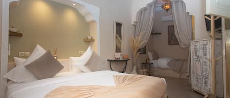 Chambre triple Confort, salle de bain attenante | Draps italiens de Frette, literie de qualité, couette en duvet
